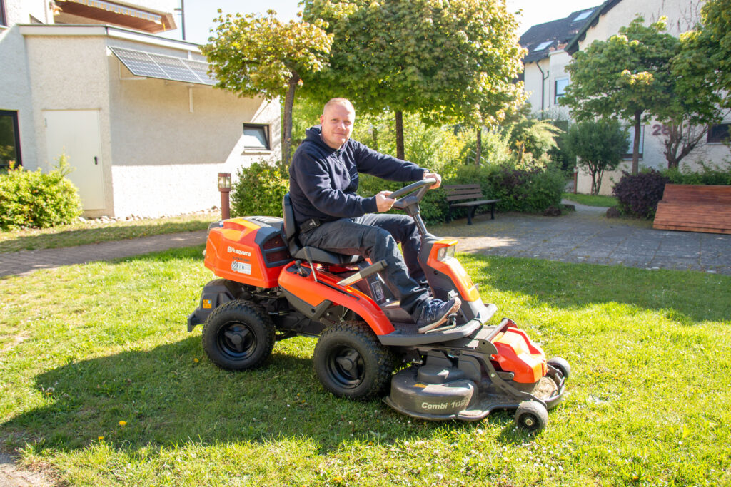 Uhlig Hausmeisterservice - Uhlig Hausmeisterservice - Rasen mähen